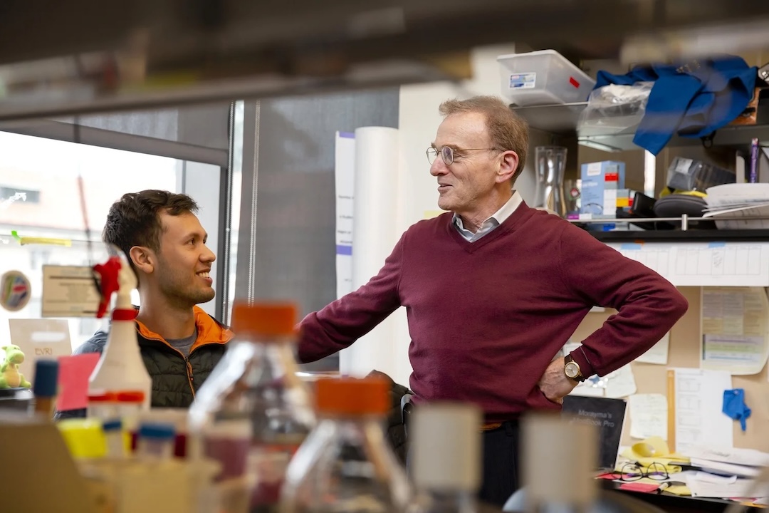 Randy Schekman talking to a lab member